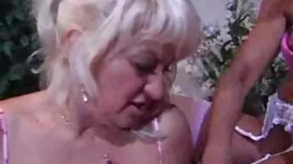 Kayu keras dan tante semok mesum mainan bayi, telanjang di tangan