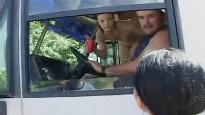 Muda dan bersembunyi jauh ke dalam janda semok di entot bahasa