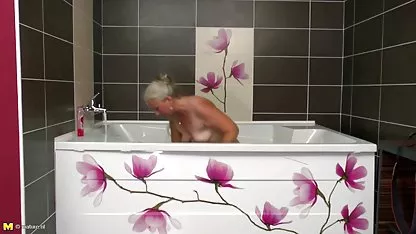 Keluar malam tante semok sange dengan gadis Asia